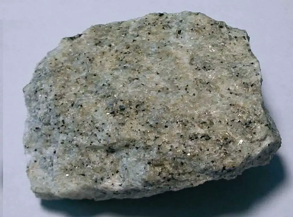 Görselde bulunan kayaç makro görünüme sahip <strong>granit</strong> kayacıdır.
