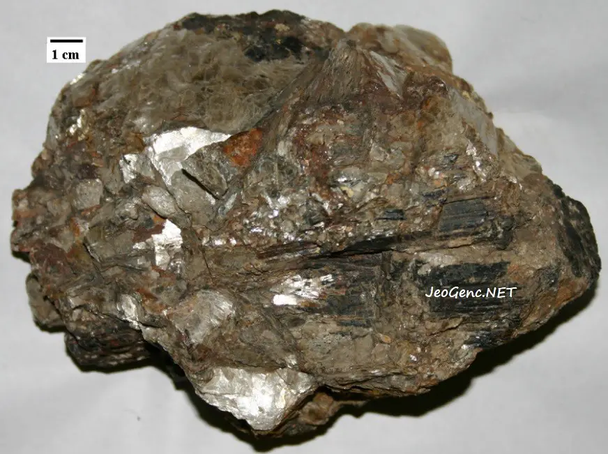 Şekil 3: Büyük kristalleri olan pegmatitik bir kaya