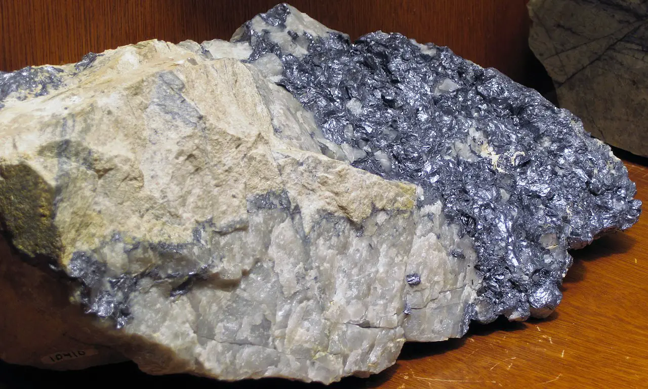Molibdenit - kuvars hidrotermal damarı